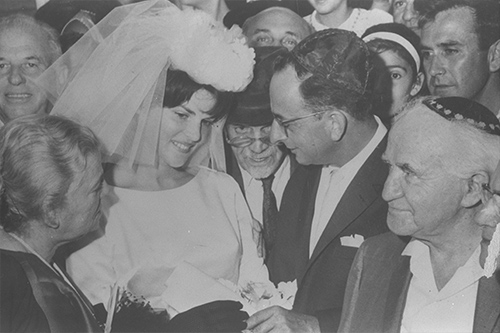 1963 Contrae matrimonio con Ofira Erez